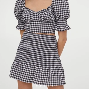 Rutig kjol - En jättefin rutig kjol ifrån h&m som är helt slutsåld i stl s! Säljer pga för stor för mig därav sitter prislappen kvar!💗⚡️