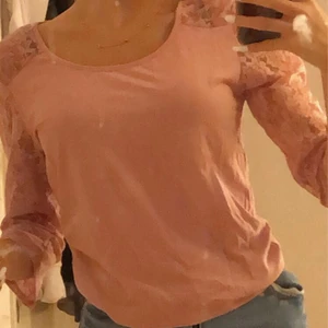 Rosa tröja med spets vi armar och rygg❤️ - Super fin rosa tröja med spets vid armar och rygg😍