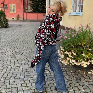 Döskalle Hoodie  - Säljer denna hoodie som nästan är helt ny, köpt för 500kr! Storlek: M/L 💕