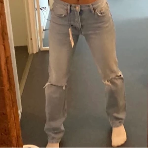 Mid Rise jeans  - Säljer dessa mid Rise jeans från Zara i storlek 34. Lånad bild men samma jeans! De är slutsålda ❤️buda eller köp direkt för 650