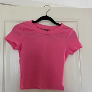 Rosa t-shirt - Jag säljer denna jättegulliga t-shirt från SHEIN, den är bara provad och säljs för att det var fel storlek. Men jättefin färg och skönt material! Köparen står för frakten 