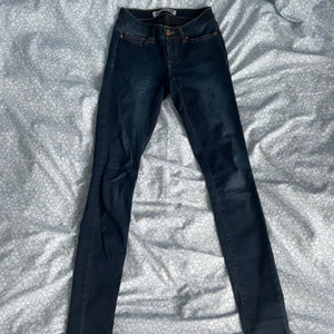 Noise may jeans w 25/32 - Superfina mörkblåa skinny jeans från Noisy may, knappt använda, storlek 25, längd 32. 