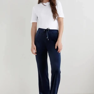 Mjukisbyxor Gina tricot  - Jag säljer mina superfina, sköna och knappt använda mjukisbyxor från Ginatricot. Jag har 3 olika färger som syns på bilderna: marinblå, beiga och svarta. Ett par för 150 kr, alla tre för 400 kr. Storlek Xs alla 