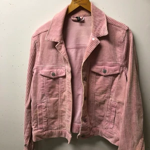 Manchester jacka  - Rosa Manchester jacka från hm. Den har hängt i en källare och därav blivit missfärgad men om de finns intresse kan jag absolut tvätta den för att se om det går bort🤍 frakt tillkommer och kan variera i pris 