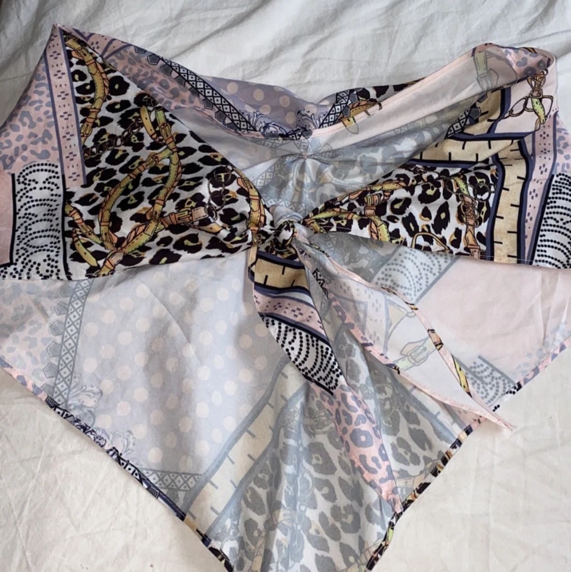 Gullig topp med knyte i ryggen  - 90