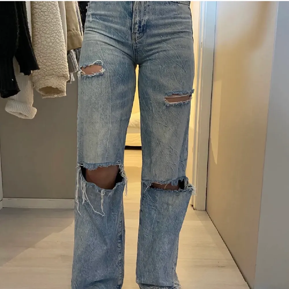 ⚠️Lånade bilder⚠️Super fina jeans, jätte bra skick & finns inga defekter, kan skicka fler bilder & om du vad någon fråga är det bara att skriva, paSsar xs & s☺️ pris kan diskuteras . Jeans & Byxor.