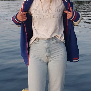 T-SHIRT MED TRYCK - Vit Gina T-shirt med leopard-print💖. Stl L så passar alla (jag har s i vanliga fall)🥰 använd men i perfekt skick! 