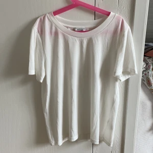 Vit t-shirt - Vanlig vit t-shirt från monki. Väldigt skön och bra skick! Storlek xs ☺️