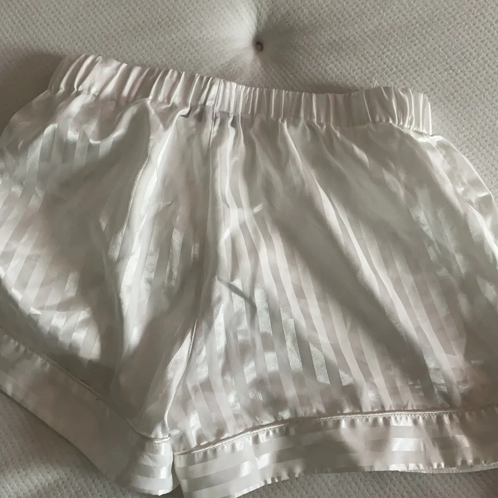 Vita pyjamasshort med ränder. Köpta på Gina tricot men aldrig använda. Köpta för runt 200. Shorts.