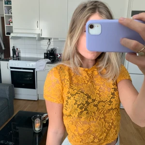 Gul spetströja - Gul spetströja, sällan använd, nyskick 