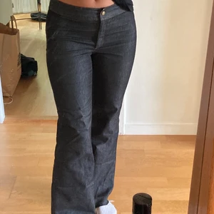 Svart/gråa byxor - Jättesnygga svarta/gråa byxor i en bootcut liknande modell! Älskar dom verkligen men de ha tyvärr blivit försmå! Jag är 170cm och har sprättat byxorna i längden därför finns det lite trådar vid fötterna som lätt går att klippa av!❤️
