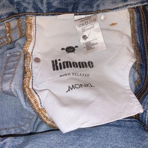 Jeans från monki  - Blåa jeans från monki🤩 köpte dom för 2 år sen men då va dom stora men nu är försmå men tyvärr😣 ordinarie pris 400kr