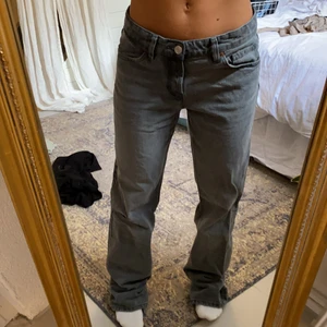 Lågmidjade zarajeans - Dom populära lågmidjade jeansen från Zara som är slutsålda. Säljer då jag råka köpa helt fel storlek så dom är för stora på mig. Storlek 40 men skulle säga passar 38-40, så sitter dom på mig som vanligtvis har 36!! Budgivning annars köp direkt för 600kr. Frakt tillkommer❣️