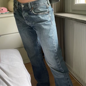 Lågmidjadd jeans  - Säljer ett par super fina vintage lågmidjade jenas inifrån levi’s i modellen 501 i stl w29 l32, är herr modell men passar på både tjejer å killar! Skriv privat för fler bilder! Säljer för 200kr + frakt  