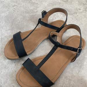 Enkla och fina sandaler, i storlek 37 från din sko