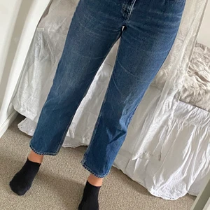 Tommy hilfiger jeans S - Mycket bra skick, då de är använt ett några gånger då dem tyvärr är förkorta för mig som är 178cm. Den bruna lappen där bak där de står Tommy hilfiger på är den mest slitna då de använts med skärp men inget som märks av. Passar mig som har storlek S i vanliga fall. Riktigt sköna och snygga. Betalning sker via Swish 