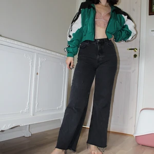 Bershka grön jacka strl. M - En grön, kort "vindjacka" från Bershka i strl. M. Jag är normalt strl. S i jackor, men denna passar bra på mig. Den har två små fickor som är äkta. På ärmarna står det: "Trust me Love me Respect me". Jackan är använd vid några fåtal gånger och därav är den i väldigt bra skick! Skriv gärna om du vill ha fler foton eller har några frågor!