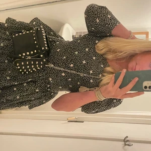 Väska Zara med nitar - Säljer nu min väska ifrån Zara. Lite använd och känns som ny💕💕 Köp direkt för 600kr!