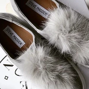 Fina steve madden skor - Gråa steve madden skor med pälsbollar, lite sliten i inre hälarna