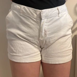 Low rise shorts  - Midjemått: 34,5 cm benbredd: 25 cm, Jag har använt den 1 gång 
