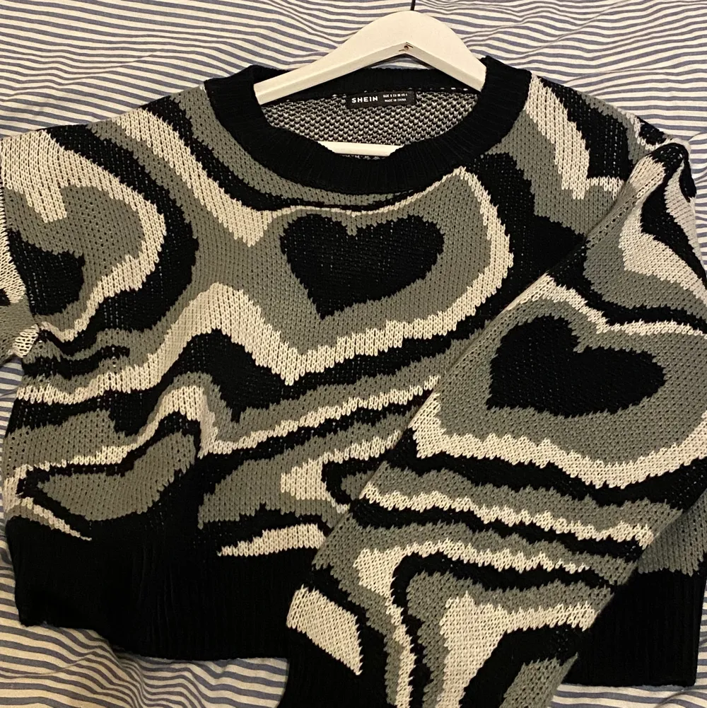 Grå svart vit hjärt mönstrad tröja från SHEIN, bra skick då den endas är använd 2-3 gånger! . Tröjor & Koftor.