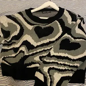 Grå svart vit hjärt mönstrad tröja från SHEIN, bra skick då den endas är använd 2-3 gånger! 