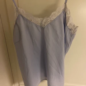 Ljusblått spets-linne💓 - 120kr inklusive frakt💓 ljusblått spets-linne i storlek 36 som inte kommer till användning längre, i väldigt fint skick💓
