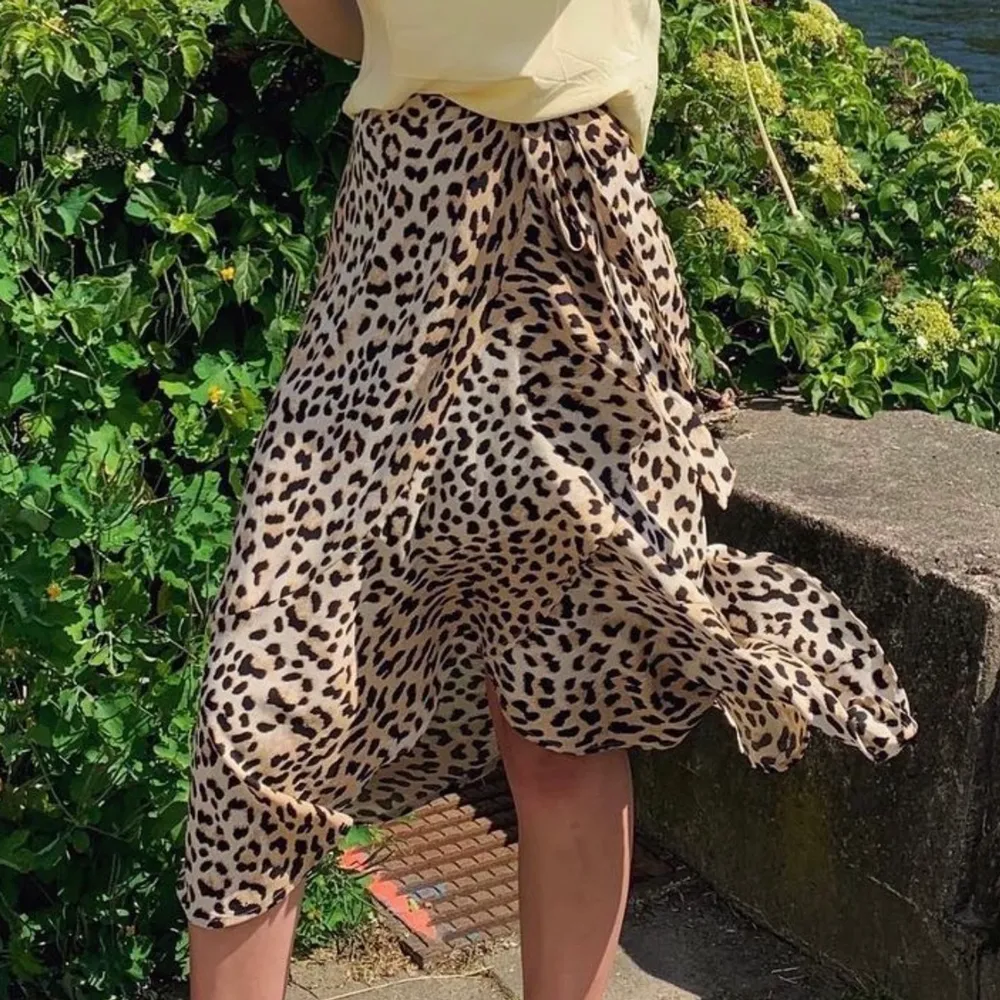 Tunn fin leopardkjol från Gina tricot. Säljs pågrund av att den inte används längre. . Kjolar.