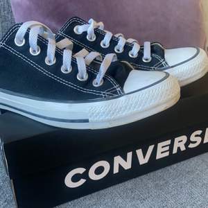 Converse i Storlek 39 säljer för 450, endast använda 2 gånger. Ordinarie pris (699 kr) 