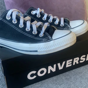 Converse skor - Converse i Storlek 39 säljer för 450, endast använda 2 gånger. Ordinarie pris (699 kr) 