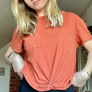 T-shirt - Fin organe/röd t-shirt. Härlig till sommaren. Säljer p.ga ingen användning. Köparen står för frakt!🤍🌅