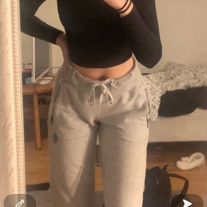 Gråa mjukis - Säljer ett par gråa mjukisbyxor. Skriv gör fler bilder. Helt oanvända i storlek M. Säljer för 50kr +drakt