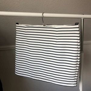 Kjol  - Kjol från VeroModa! Använd 1 gång i helt nytt och oanvänt skick! Frakt tillkommer 62kr eller mötas upp i malmö/Arlöv/Lund 