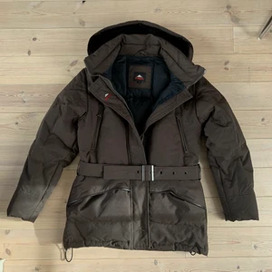 Brun McKinley vinterjacka  - Brun vinterjacka från McKinley i storlek 36. 100% dun och i toppskick. Passar mig som har 36-38 vanligtvis. 