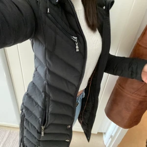 Hollies dunjacka  - Figursydd lång vinterjacka. Storlek 32 men passar mig som vanligtvis har 34/36. Avtagbar päls