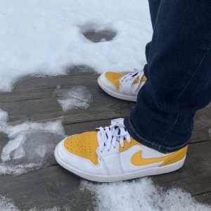 air jordan 1 mid university gold - storlek 42,5. priset kan diskuteras. nypris 2799kr finns att hämta i uppsala men erbjuds även frakt. 