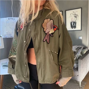 vårjacka - Jättefin vår jacka, med coola detaljer!Lånade bilder👌🏽 Köp direkt 400kr eller buda från 200kr