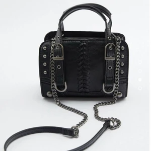 Zara väska  - Säljer denna snygga väska från zara! Köpt för ca 2 veckor sen och knappt andvänd då jag har en annan väska. Nyskick, skriv för fler bilder. Köpt för 400 men pris kan diskuteras💞💘💕