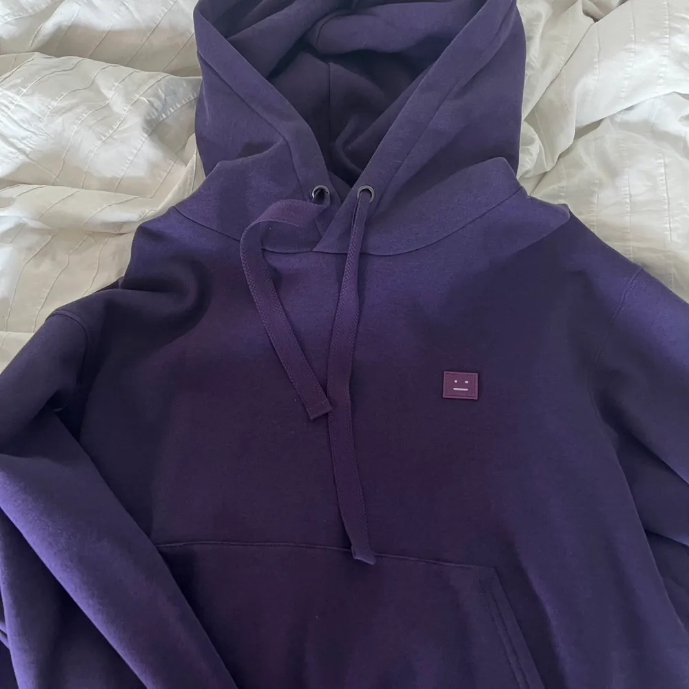 oversized lila acne hoodie, köpt i butik. Aldrig använd, endast testad, så gott som ny!!. Tröjor & Koftor.