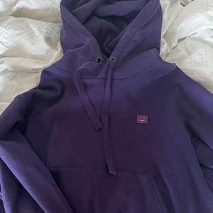 oversized lila acne hoodie, köpt i butik. Aldrig använd, endast testad, så gott som ny!!