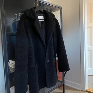 Teddyjacka i storlek xs - Mysig teddyjacka i storlek xs men jag skulle säga att den är oversize och passar s-m med! OBS! Knapp är sönder men går enkelt att fixa. Pris är inklusive frakt!!