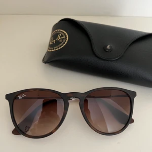 Ray ban solglasögon  - Säljer mina Ray ban solglasögon i modellen Erika pga att jag har många andra solglasögon till användning. Solglasögonen är i gott skick fortfarande. Kommer med fodral samt en oöppnad putsningsduk. köparen står för frakten💖