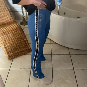 Ck byxor  - Liten fläck nere vid benet annars i fint skick. Frakt igår i priset 