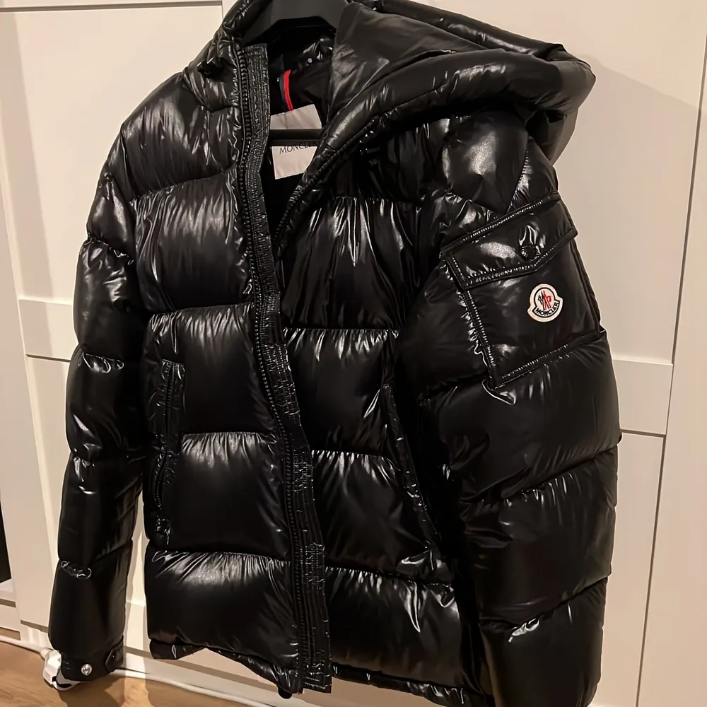 Säljer min moncler jacka då jag ej använder den längre storlek 1 men är som en M storlek skick på jackan 9/10 använda få ggr har kvitto och allt som jag fick med till jackan när jag köpte den på abcd i Göteborg vid mer frågor skriv till mig. Jackor.