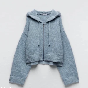 Zara kofta stl Xs-S - Säljer min super populära tröja ifrån zara 💕 köpta för ca 2 veckor sedan och endast använd 2 gånger💕 stl XS-S men passar också M 💓 KÖP DIREKT FÖR 200+frakt