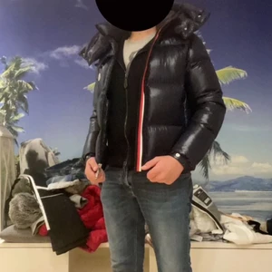 Montbeliard quilted padded jacket - Grymt skön vinter:vårjacka. Använd fåtal gånger. Kommer med lösyagbar huva. Köpt för 13000kr 2021. Enfadt seriösa spekulanyer. 