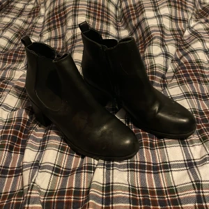 Skor - Svarta fejk skin skor knappt använda