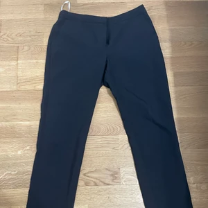 Svarta kostymbyxor - Jättefina kostymbyxor men är ledsen att de inte längre passar. De är lite tunnare av sig men så fina. I storlek M men passar nog storlek S bättre.❤️ Kan mötas upp i Stockholm eller skicka på posten ❤️ 80kr + frakt