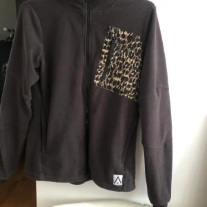 Fleece  - Säljer pga den inte blir använd. Perfekt för en dag i backen eller för lite extra värme! Storlek S unisex
