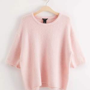 Denna populära tröja från Lindex i rosa. Köpt här på Plick och är i bra skick. Frakt tillkommer på 52kr. 